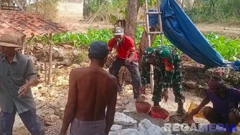 Caption: Babinsa Desa Kaduara Barat, gotong royong bersama warga membangun kamar mandi, (dok. regamedianews). 