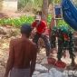 Caption: Babinsa Desa Kaduara Barat, gotong royong bersama warga membangun kamar mandi, (dok. regamedianews). 