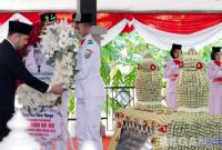 Caption: Wakil Gubernur Jawa Timur Emil Elistianto Dardak, saat ziarah ke makam Raden Panji Mohammad Noer, (dok. foto istimewa). 