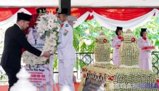Caption: Wakil Gubernur Jawa Timur Emil Elistianto Dardak, saat ziarah ke makam Raden Panji Mohammad Noer, (dok. foto istimewa). 