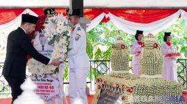Caption: Wakil Gubernur Jawa Timur Emil Elistianto Dardak, saat ziarah ke makam Raden Panji Mohammad Noer, (dok. foto istimewa). 