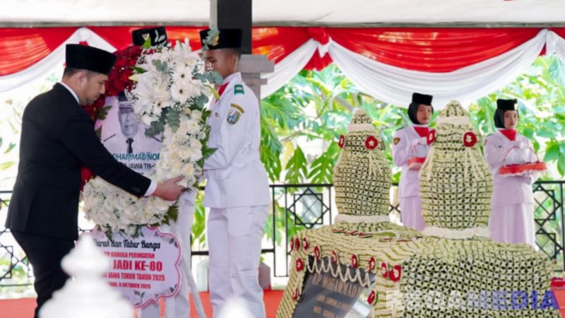 Caption: Wakil Gubernur Jawa Timur Emil Elistianto Dardak, saat ziarah ke makam Raden Panji Mohammad Noer, (dok. foto istimewa). 