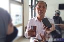 Caption: Kepala Dinas Kesehatan Kabupaten Pamekasan, Saifuddin, saat diwawancara awak media, (dok. regamedianews). 