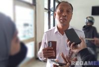 Caption: Kepala Dinas Kesehatan Pamekasan, Saifuddin, saat diwawancara awak media, (dok. regamedianews). 