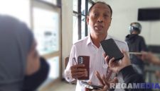 Caption: Kepala Dinas Kesehatan Kabupaten Pamekasan, Saifuddin, saat diwawancara awak media, (dok. regamedianews). 