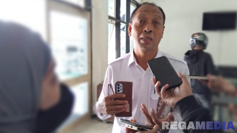 Caption: Kepala Dinas Kesehatan Pamekasan, Saifuddin, saat diwawancara awak media, (dok. regamedianews). 