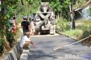 Caption: tahap pengerjaan pembangunan jalan rabat beton di Dusun Angsokah Daya, (dok. regamedianews). 
