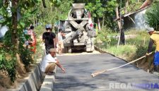Caption: tahap pengerjaan pembangunan jalan rabat beton di Dusun Angsokah Daya, (dok. regamedianews). 