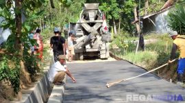 Caption: tahap pengerjaan pembangunan jalan rabat beton di Dusun Angsokah Daya, (dok. regamedianews). 