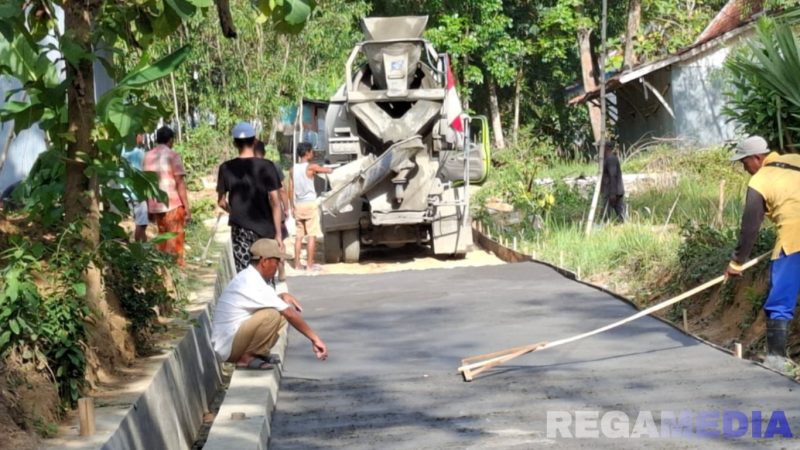Caption: tahap pengerjaan pembangunan jalan rabat beton di Dusun Angsokah Daya, (dok. regamedianews). 