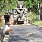 Caption: tahap pengerjaan pembangunan jalan rabat beton di Dusun Angsokah Daya, (dok. regamedianews). 