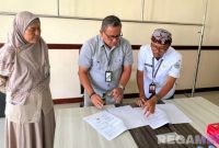 Caption: penandatanganan perjanjian kerjasama BPJS Ketenagakerjaan Madura dengan perwakilan guru ngaji di Kabupaten Bangkalan, (dok. foto istimewa). 
