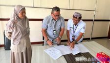 Caption: penandatanganan perjanjian kerjasama BPJS Ketenagakerjaan Madura dengan perwakilan guru ngaji di Kabupaten Bangkalan, (dok. foto istimewa). 