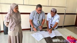 Caption: penandatanganan perjanjian kerjasama BPJS Ketenagakerjaan Madura dengan perwakilan guru ngaji di Kabupaten Bangkalan, (dok. foto istimewa). 