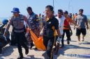 Caption: sejumlah petugas dan warga saat mengevakuasi mayat yang ditemukan di bibir pantai Desa Brenta Pamekasan, (dok. regamedianews). 