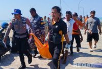 Caption: sejumlah petugas dan warga saat mengevakuasi mayat yang ditemukan di bibir pantai Desa Brenta Pamekasan, (dok. regamedianews). 