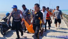Caption: sejumlah petugas dan warga saat mengevakuasi mayat yang ditemukan di bibir pantai Desa Brenta Pamekasan, (dok. regamedianews). 