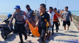 Caption: sejumlah petugas dan warga saat mengevakuasi mayat yang ditemukan di bibir pantai Desa Brenta Pamekasan, (dok. regamedianews). 