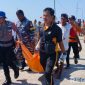 Caption: sejumlah petugas dan warga saat mengevakuasi mayat yang ditemukan di bibir pantai Desa Brenta Pamekasan, (dok. regamedianews). 