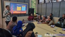 Caption: Inspektorat Kabupaten Bangkalan saat peluncuran dan pemaparan, tentang aplikasi KLIK AKU, (dok. foto istimewa). 