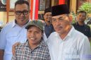 Caption: Wakil Ketua DPRD Bangkalan H. Fatkhurrahman tampak merangkul Ma'ruf, usai penyelesaian laporan di Mapolres Bangkalan, (dok. regamedianews). 