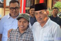 Caption: Wakil Ketua DPRD Bangkalan H. Fatkhurrahman tampak merangkul Ma'ruf, usai penyelesaian laporan di Mapolres Bangkalan, (dok. regamedianews). 