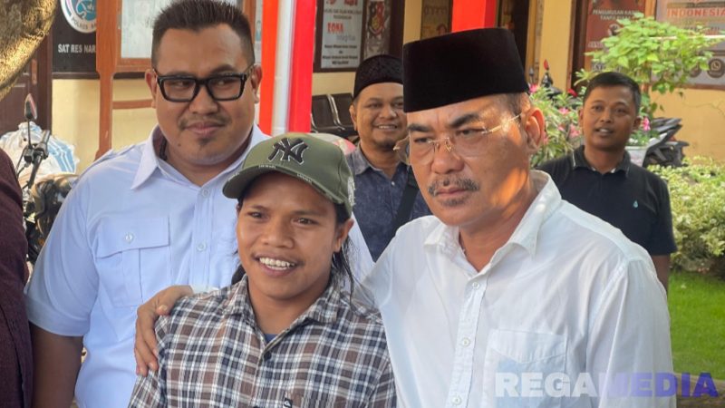Caption: Wakil Ketua DPRD Bangkalan H. Fatkhurrahman tampak merangkul Ma'ruf, usai penyelesaian laporan di Mapolres Bangkalan, (dok. regamedianews). 