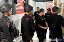 Caption: petugas Lapas Pamekasan bersama Satbrimob Polda Jatim, saat menggeledah blok hunian warga binaan, (dok. foto istimewa). 