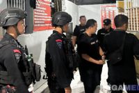 Caption: petugas Lapas Pamekasan bersama Satbrimob Polda Jatim, saat menggeledah blok hunian warga binaan, (dok. foto istimewa). 