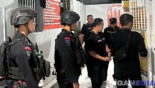 Caption: petugas Lapas Pamekasan bersama Satbrimob Polda Jatim, saat menggeledah blok hunian warga binaan, (dok. foto istimewa). 