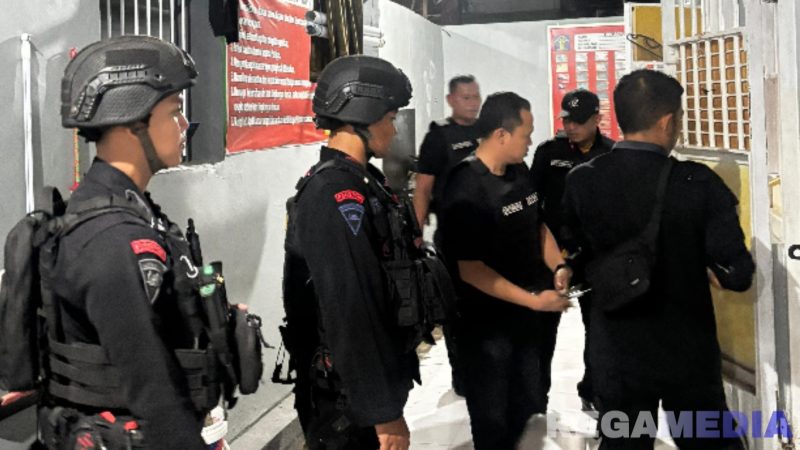 Caption: petugas Lapas Pamekasan bersama Satbrimob Polda Jatim, saat menggeledah blok hunian warga binaan, (dok. foto istimewa). 
