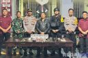 Caption: petugas gabungan tunjukkan barang terlarang yang ditemukan didalam Lapas Narkotika Pamekasan saat dirazia, (dok. foto istimewa). 