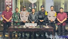 Caption: petugas gabungan tunjukkan barang terlarang yang ditemukan didalam Lapas Narkotika Pamekasan saat dirazia, (dok. foto istimewa). 