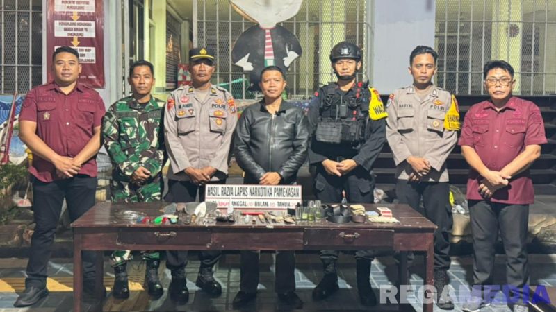 Caption: petugas gabungan tunjukkan barang terlarang yang ditemukan didalam Lapas Narkotika Pamekasan saat dirazia, (dok. foto istimewa). 