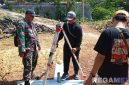 Caption: Pelda Bondan pastikan pengukuran tanah PTSL di Desa Rombuh berjalan aman, (dok. regamedianews). 