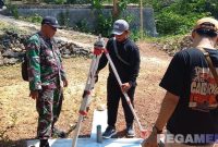 Caption: Pelda Bondan pastikan pengukuran tanah PTSL di Desa Rombuh berjalan aman, (dok. regamedianews). 