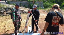 Caption: Pelda Bondan pastikan pengukuran tanah PTSL di Desa Rombuh berjalan aman, (dok. regamedianews). 
