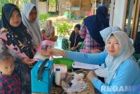 Caption: Pemberian Makanan Tambahan (PMT) menu bergizi saat Posyandu Desa Rabasan berlangsung, (dok. regamedianews). 