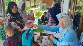 Caption: Pemberian Makanan Tambahan (PMT) menu bergizi saat Posyandu Desa Rabasan berlangsung, (dok. regamedianews). 