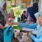 Caption: Pemberian Makanan Tambahan (PMT) menu bergizi saat Posyandu Desa Rabasan berlangsung, (dok. regamedianews). 