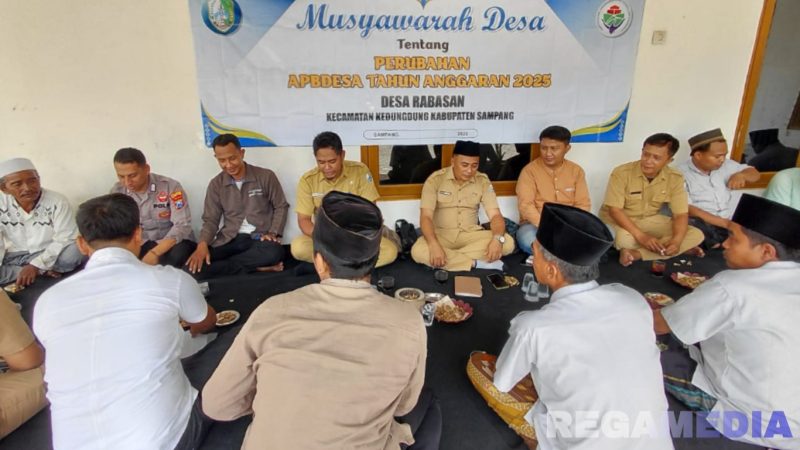 Caption: berlangsungnya musdes tentang perubahan APBDes tahun anggaran 2025 di Desa Rabasan, (dok. regamedianews). 