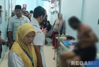 Caption: sebelum dirujuk ke RSUD Sampang, korban begal sempat dibawa ke Puskesmas Jrengik, (dok. foto viral). 
