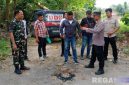 Caption: polisi saat berada di lokasi kejadian driver ojol dibegal, (sumber foto: Humas Polres Sampang). 