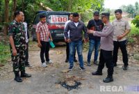 Caption: polisi saat berada di lokasi kejadian driver ojol dibegal dan dibakar, (sumber foto: Humas Polres Sampang). 