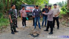 Caption: polisi saat berada di lokasi kejadian driver ojol dibegal, (sumber foto: Humas Polres Sampang). 
