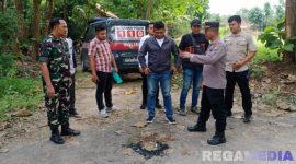 Caption: polisi saat berada di lokasi kejadian driver ojol dibegal dan dibakar, (sumber foto: Humas Polres Sampang). 