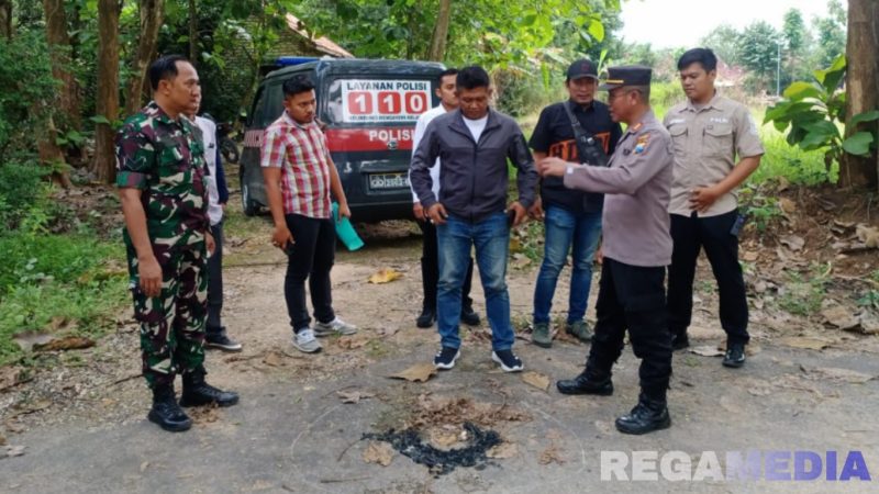 Caption: polisi saat berada di lokasi kejadian driver ojol dibegal dan dibakar, (sumber foto: Humas Polres Sampang). 