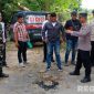 Caption: polisi saat berada di lokasi kejadian driver ojol dibegal dan dibakar, (sumber foto: Humas Polres Sampang). 