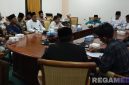 Caption: aliansi pemuda dan warga tiga desa, saat audiensi dengan Komisi I DPRD Sampang, (dok. regamedianews). 