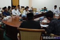 Caption: aliansi pemuda dan warga tiga desa, saat sampaikan aspirasi kepada Komisi I DPRD Sampang, (dok. regamedianews). 